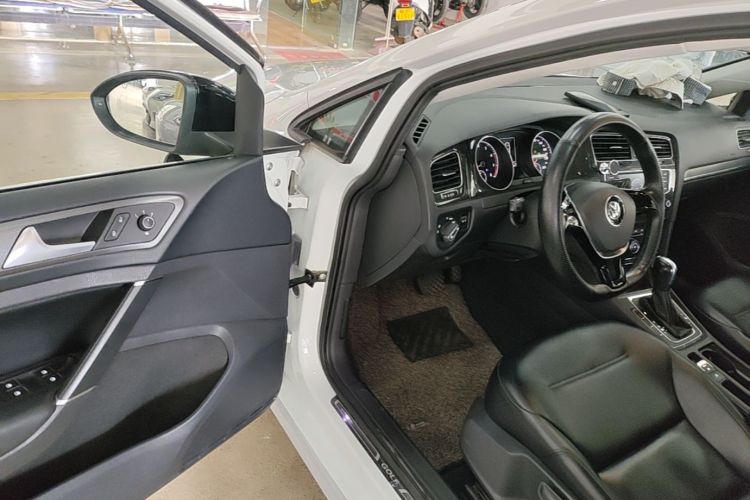 Volkswagen Golf 2017 car image #16