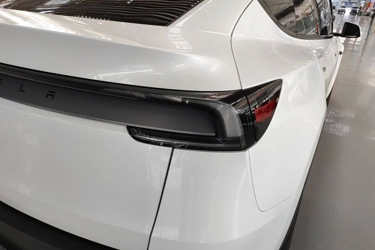 Tesla Model Y 2025 #8 Tesla Model Y 2025 car image #8