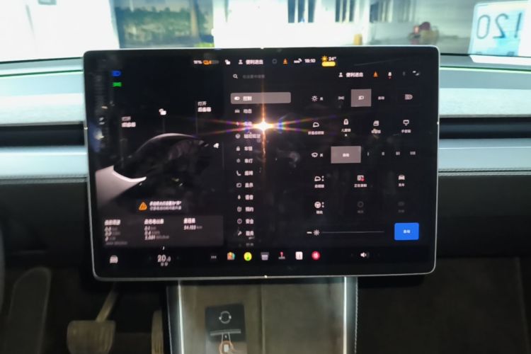 Tesla Model Y 2025 immagine di auto #13
