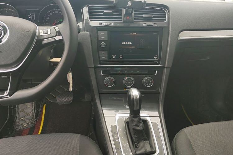 Volkswagen Golf 2019 car image #17