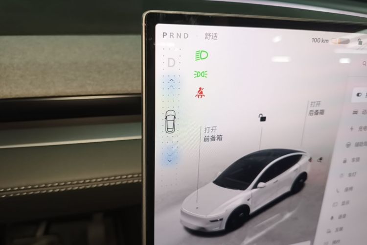 Tesla Model Y 2026 immagine di auto #14