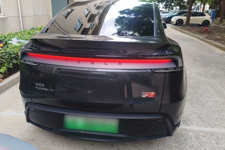 Tesla Model Y 2025 car image #4