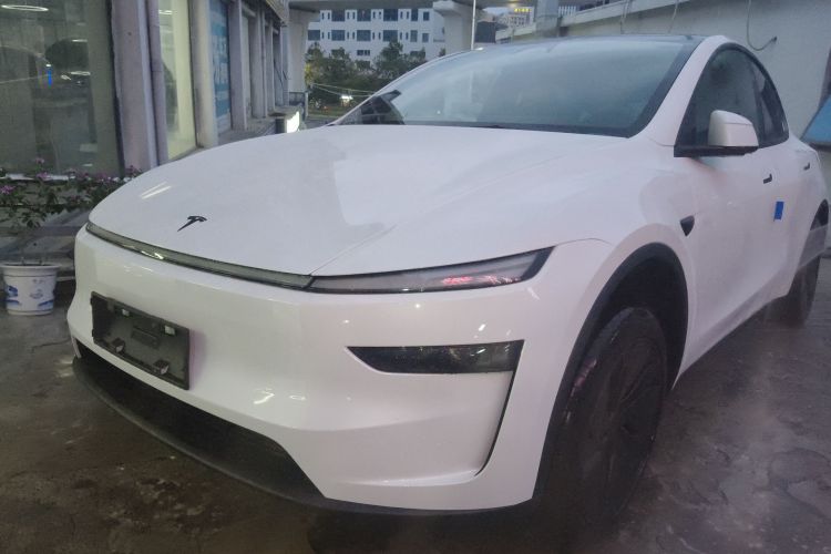 Tesla Model Y 2026 #2 Tesla Model Y 2026 car image #2