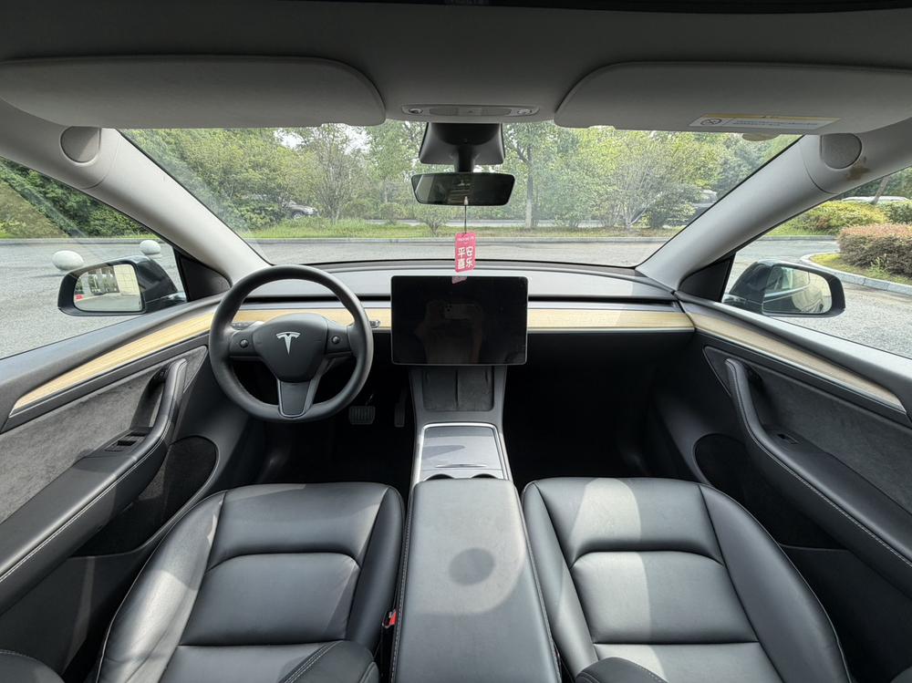 Tesla Model Y 2023 #10 Tesla Model Y 2023 car image #10