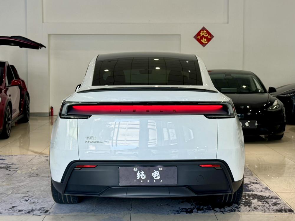 Tesla Model Y 2026 #6 Tesla Model Y 2026 car image #6