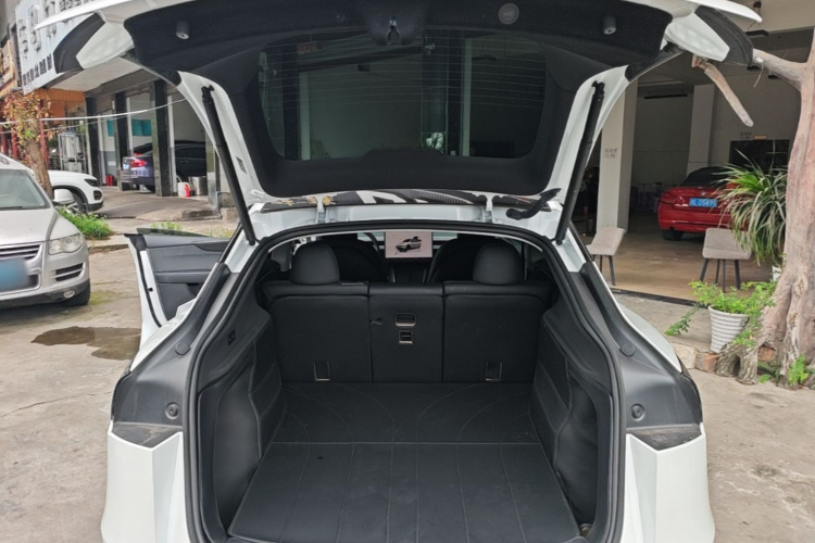 Tesla Model Y 2025 #19 Tesla Model Y 2025 car image #19