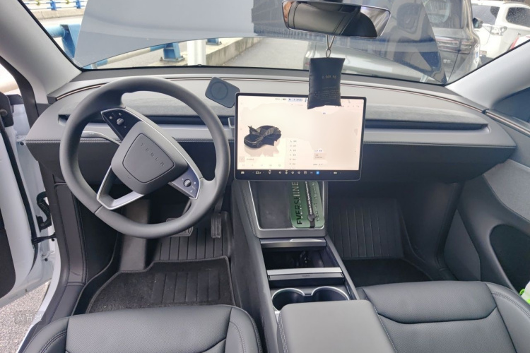 Tesla Model Y 2025 #11 Tesla Model Y 2025 car image #11