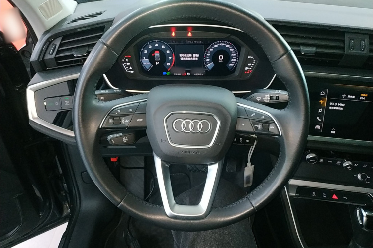 Audi Q3 2020 car image #11