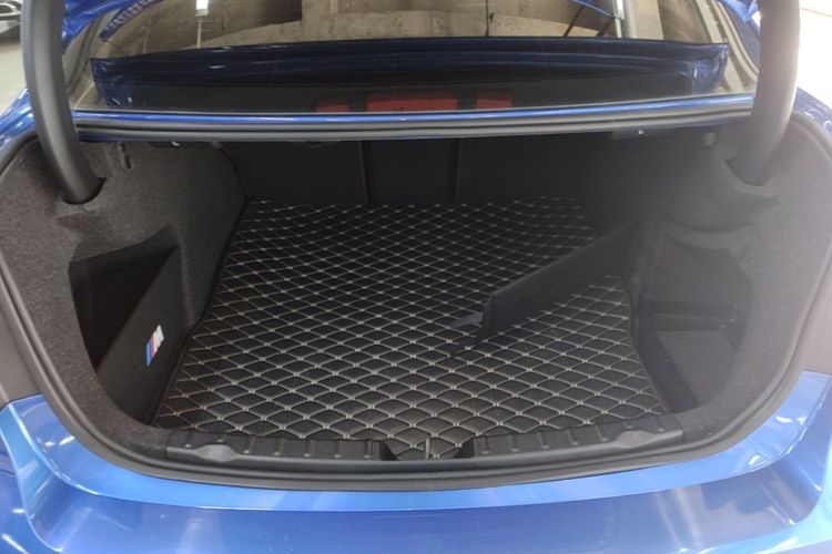 BMW 3 Series 2018 car image #19