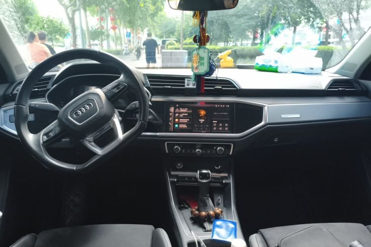Audi Q3 2022 car image #7