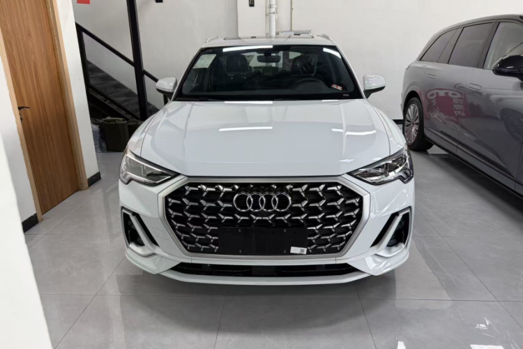 Audi Q3 2024 car image #3