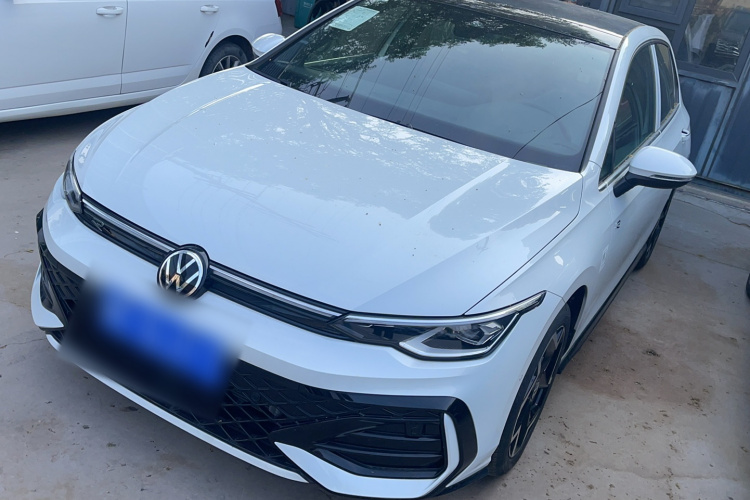 Volkswagen Golf 2026 car image #2