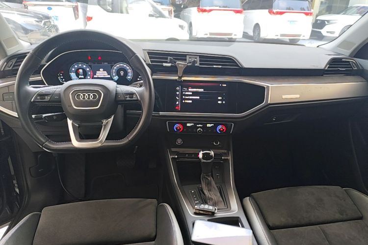 Audi Q3 2020 car image #11