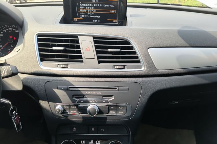Audi Q3 2018 car image #13