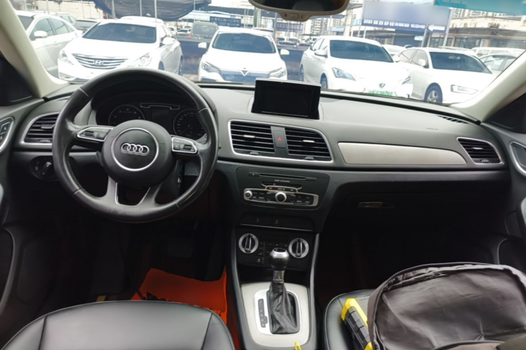 Audi Q3 2016 car image #10