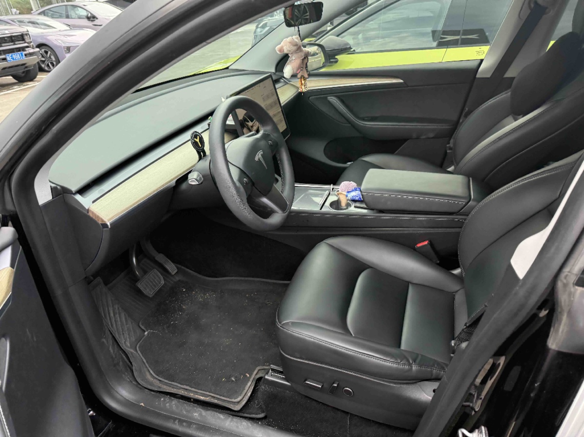 Tesla Model Y 2022 car image #2