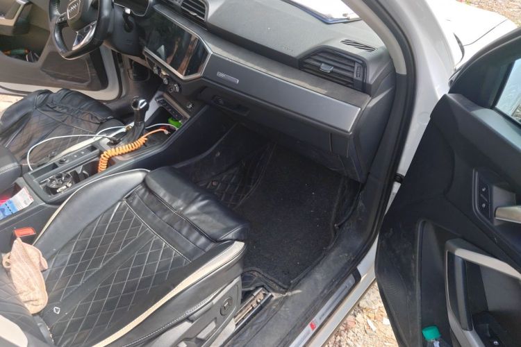 Audi Q3 2021 car image #21