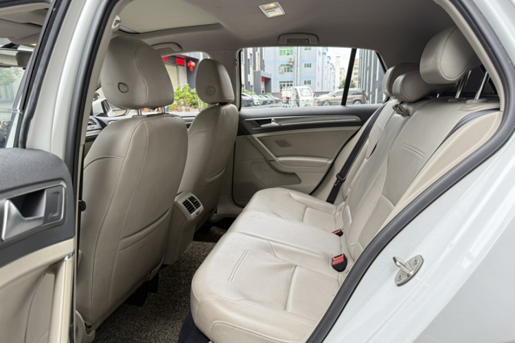 Volkswagen Golf 2016 car image #9