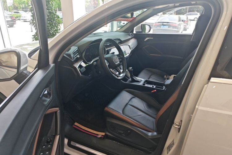 Audi Q3 2021 car image #16