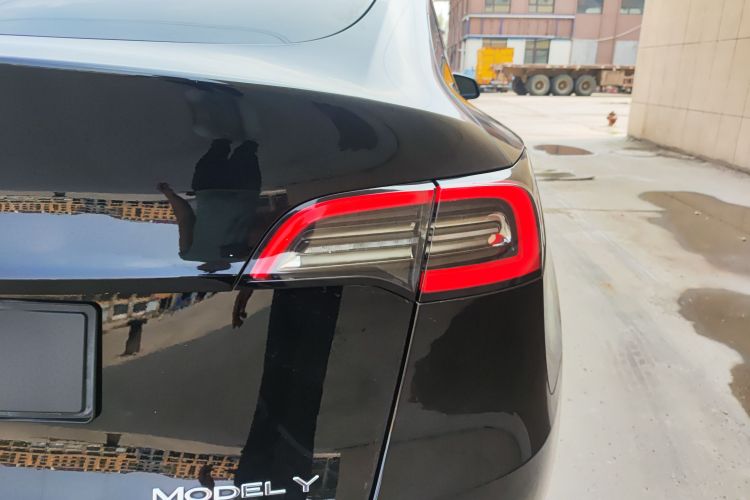 Tesla Model Y 2023 car image #8
