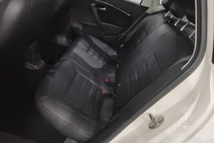 Volkswagen Polo 2015 car image #17