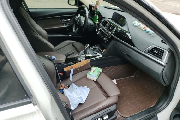BMW 3 Series 2018 car image #27