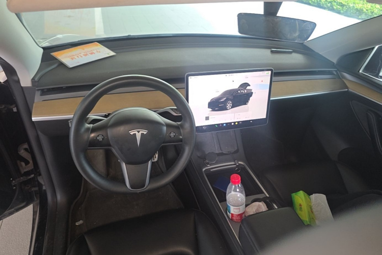 Tesla Model Y 2023 car image #11