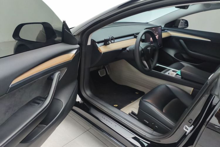 Tesla Model 3 2023 car image #16