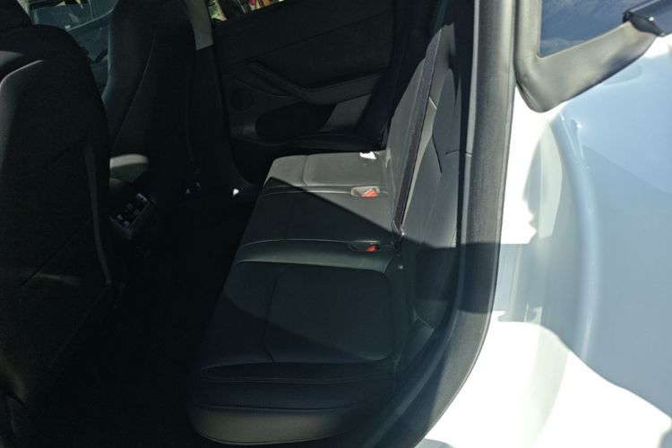 Tesla Model Y 2022 car image #17