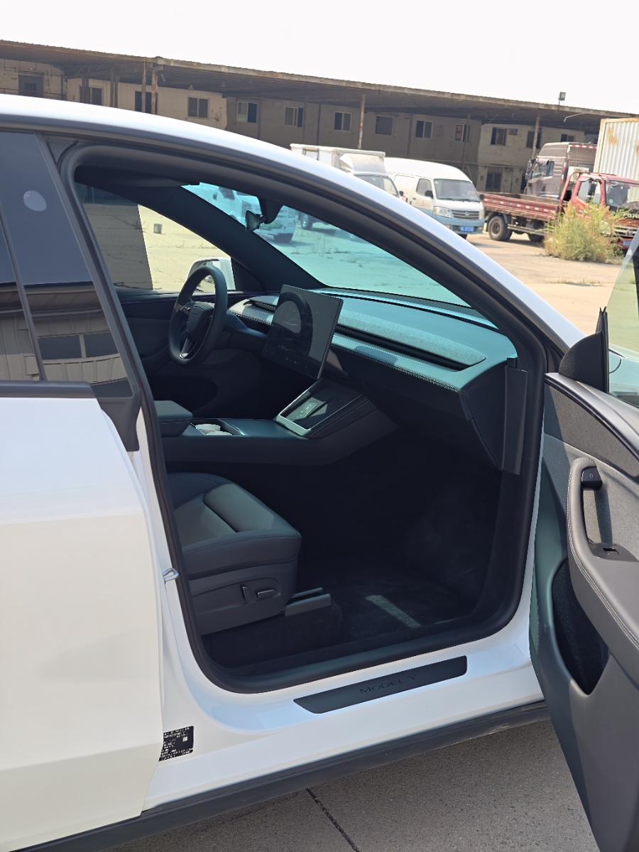Tesla Model Y 2026 car image #10