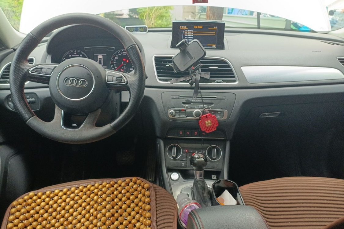 Audi Q3 2016 car image #23