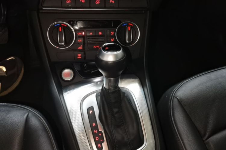 Audi Q3 2016 car image #14