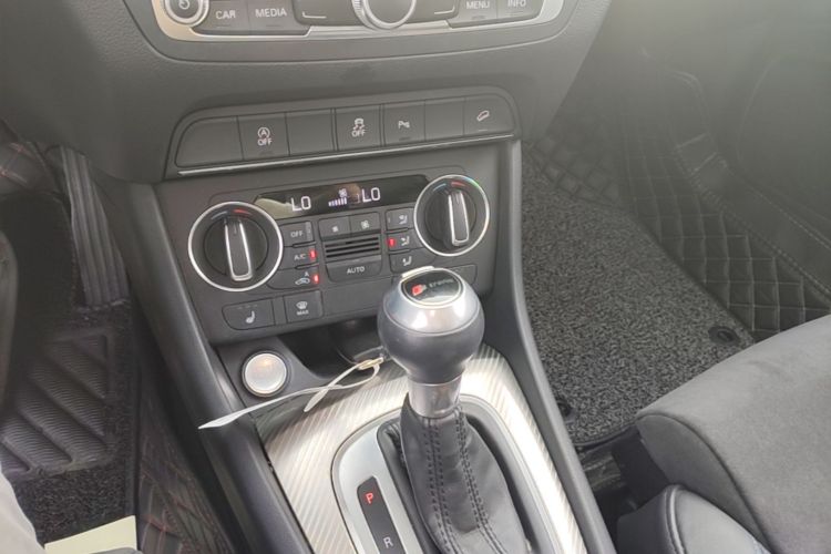 Audi Q3 2019 car image #14