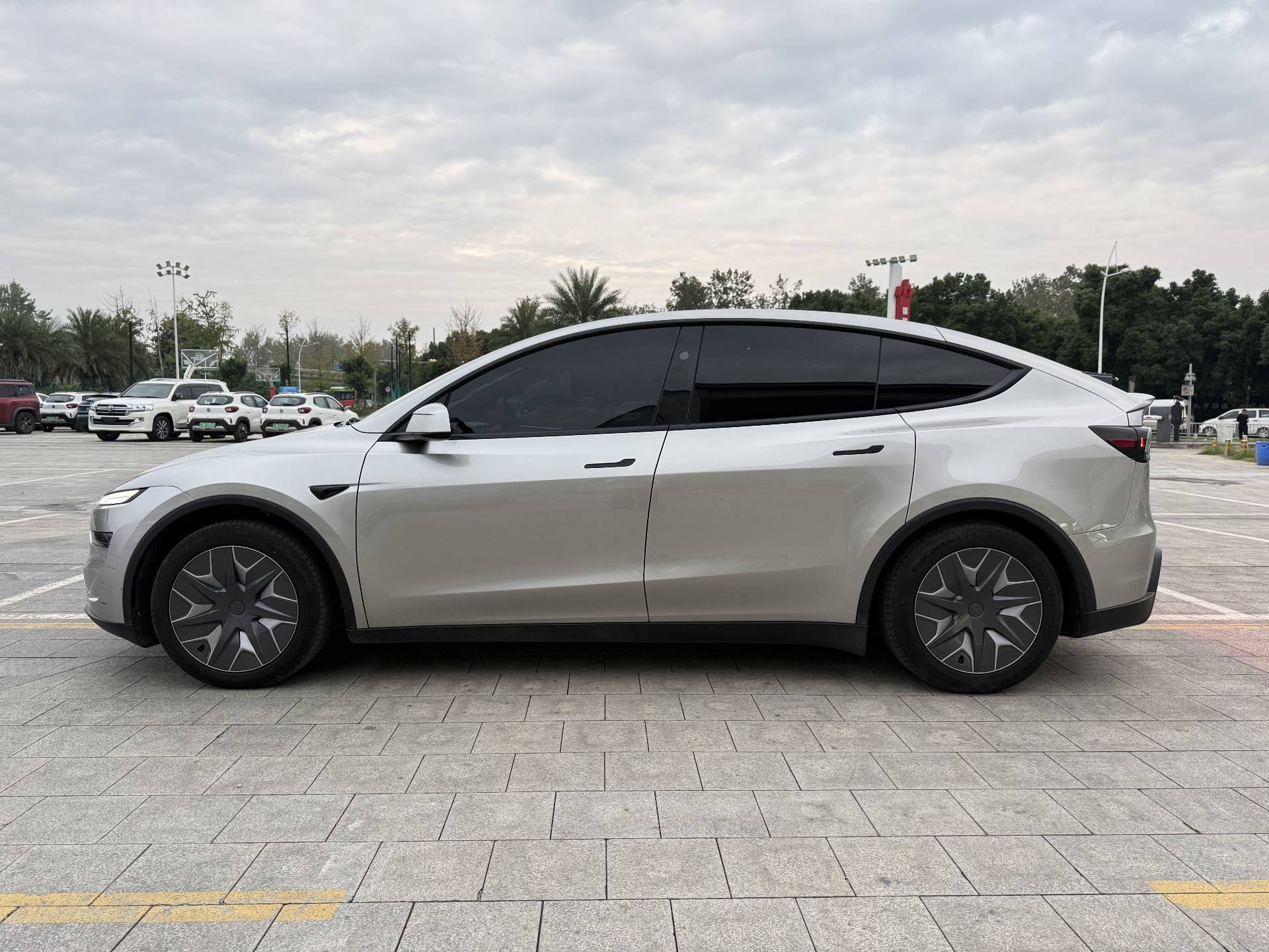 Tesla Model Y L 2026 #3 Tesla Model Y L 2026 immagine di auto #3