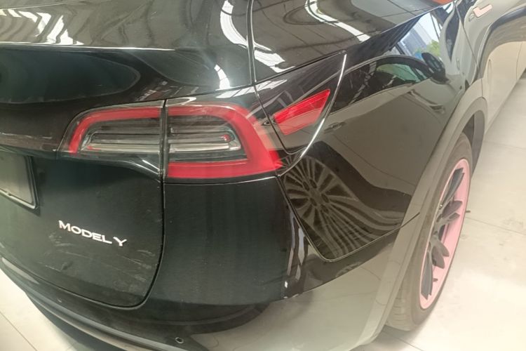 Tesla Model Y 2023 immagine di auto #8