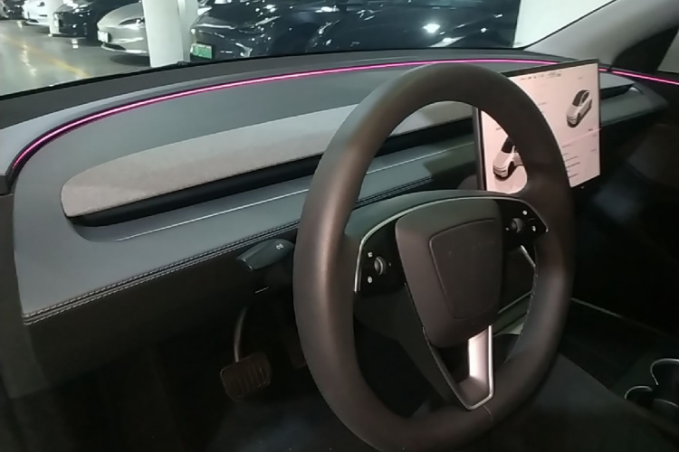 Tesla Model Y 2025 car image #10