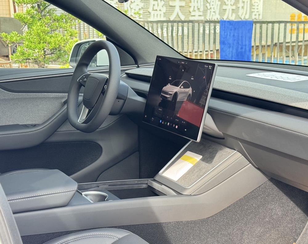 Tesla Model Y 2026 #14 Tesla Model Y 2026 car image #14