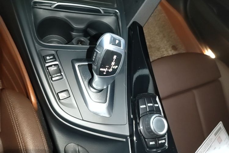 BMW 3 Series 2018 car image #18