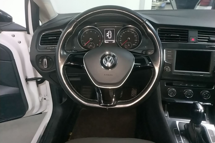 Volkswagen Golf 2017 car image #11