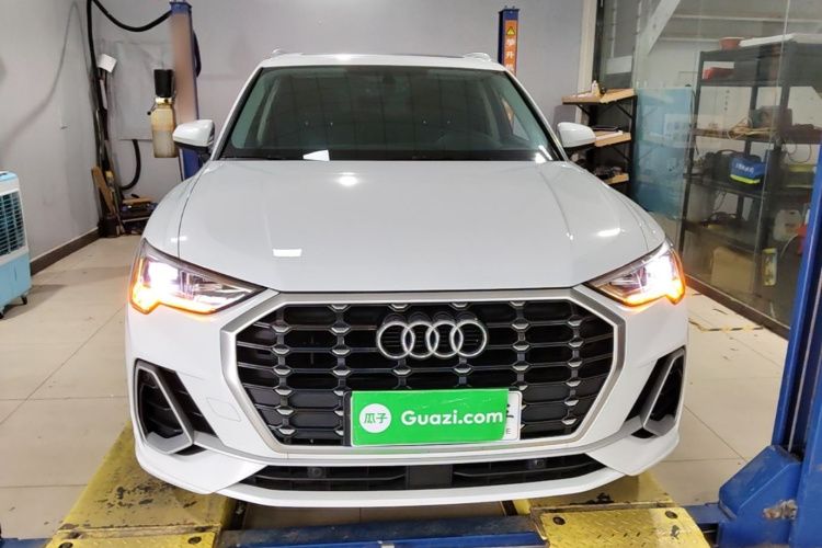 Audi Q3 2023 car image #3