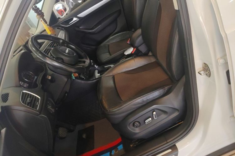 Audi Q3 2017 car image #15