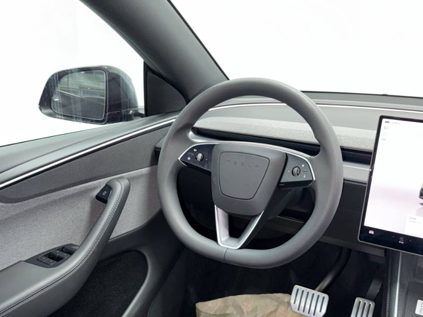 Tesla Model Y 2026 #5 Tesla Model Y 2026 car image #5