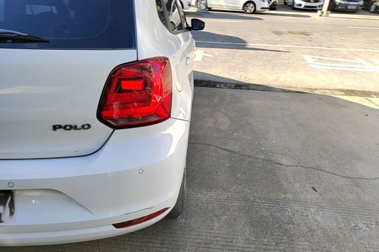 Volkswagen Polo 2015 car image #8