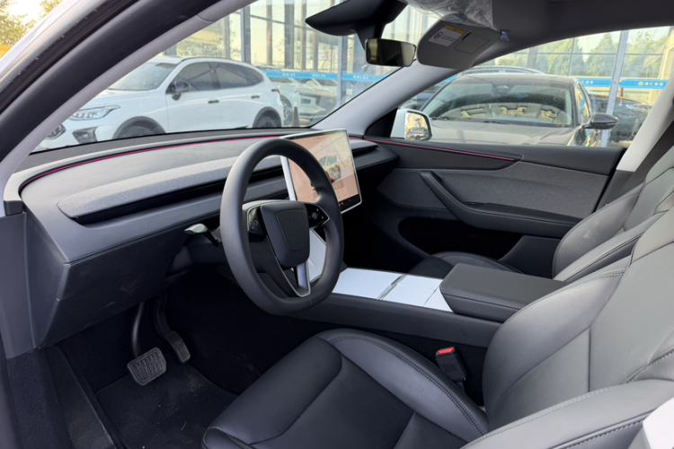 Tesla Model Y 2025 immagine di auto #12