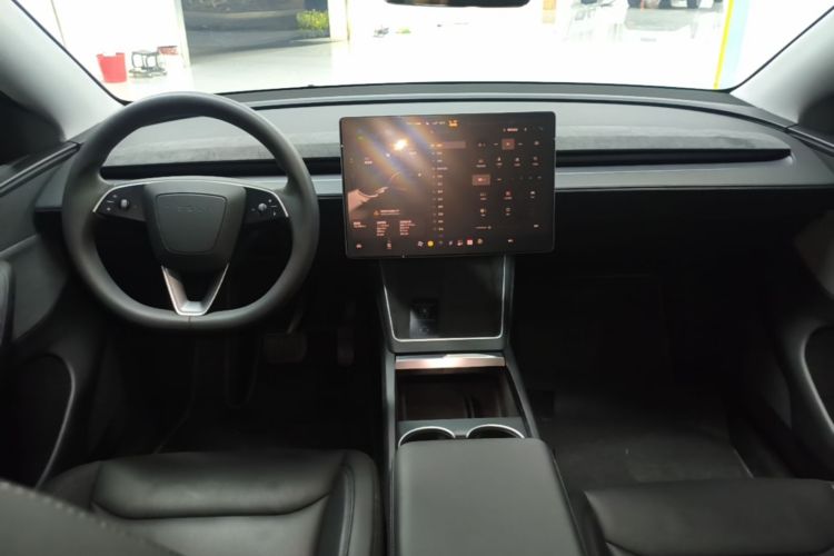 Tesla Model Y 2025 #10 Tesla Model Y 2025 car image #10