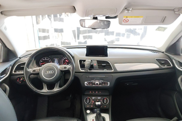Audi Q3 2016 car image #12