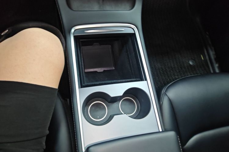 Tesla Model Y 2024 immagine di auto #18
