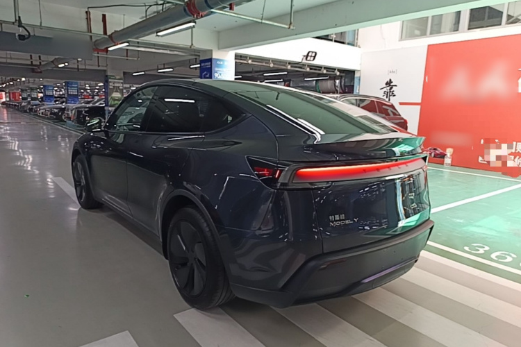 Tesla Model Y 2025 immagine di auto #5