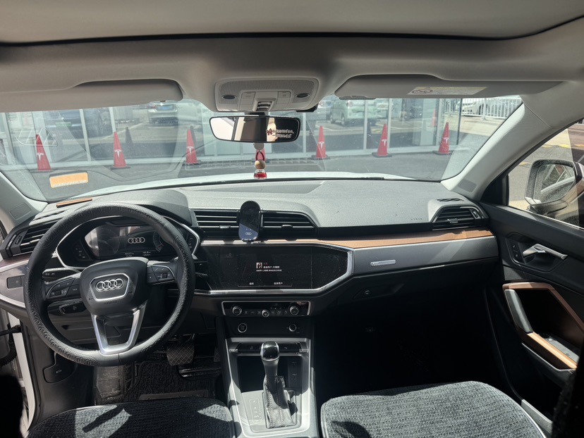 Audi Q3 2022 car image #5