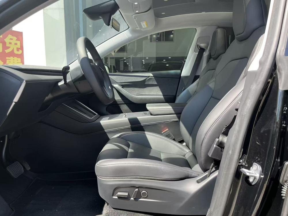 Tesla Model Y 2025 #8 Tesla Model Y 2025 car image #8